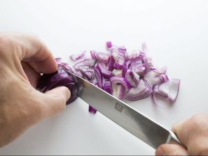 Hoe kan je het makkelijkst een ui snijden?